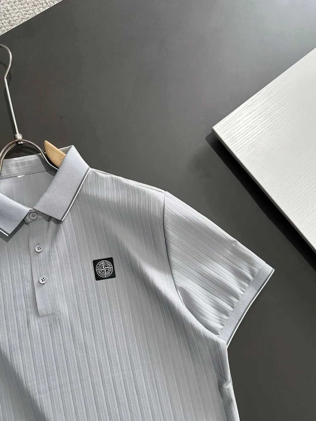 🅿️330 shipped next day, high quality Stone lsland/Stone Island 25ss spring and summer new high-definition POLO lapel T-shirt. Made with machines imported from Italy. It is truly the most luxurious and high-quality product. It is made of combed and heavyweight fabrics. High-strength and high-weight fabrics feel substantial when weighed. The upper body is also more textured than ordinary T-shirts and is not easy to deform. This texture can cope with the weather. It absorbs sweat and is breathable, suitable for both hot and cold! Perfectly produced with reference to the original stitch and stitch! The loose fit design is super noble. Custom-woven signature ribbed collar, cuffs, and hem. Really rare and rare goods Size: M-XXXL